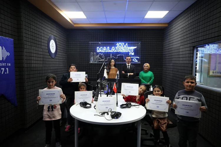 Köylerdeki çocuklar Malazgirt'in "Gönül Radyosu"nda hayallerini duyuruyor