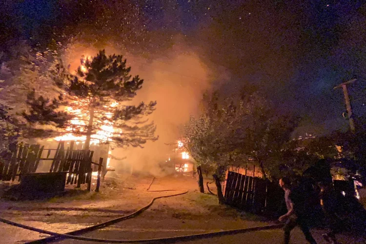 Sakarya’da kundaklama iddiası: İki ev ve iki depo yandı