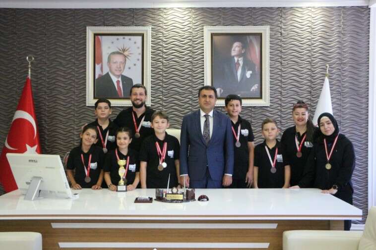 İzmir İl Milli Eğitim Müdürü Doç. Dr. Murat Mücahit Yentür, Akıl ve Zekâ Oyunları Türkiye Finali üçüncüsü İzmir takımı ile bir araya geldi