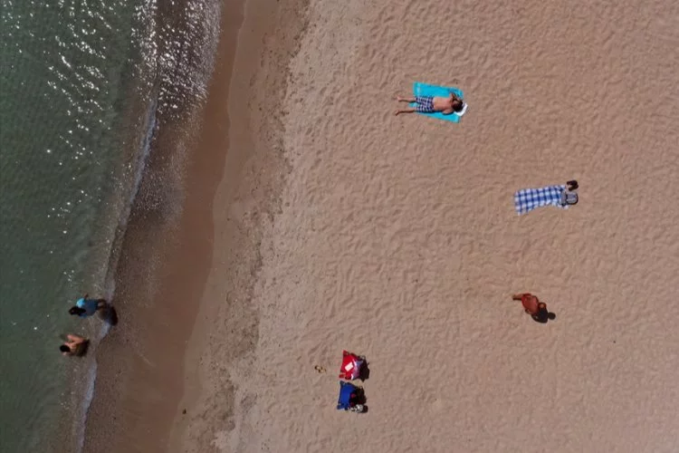 Kuşadası ve Didim'de güneşi gören turistler denize koştu