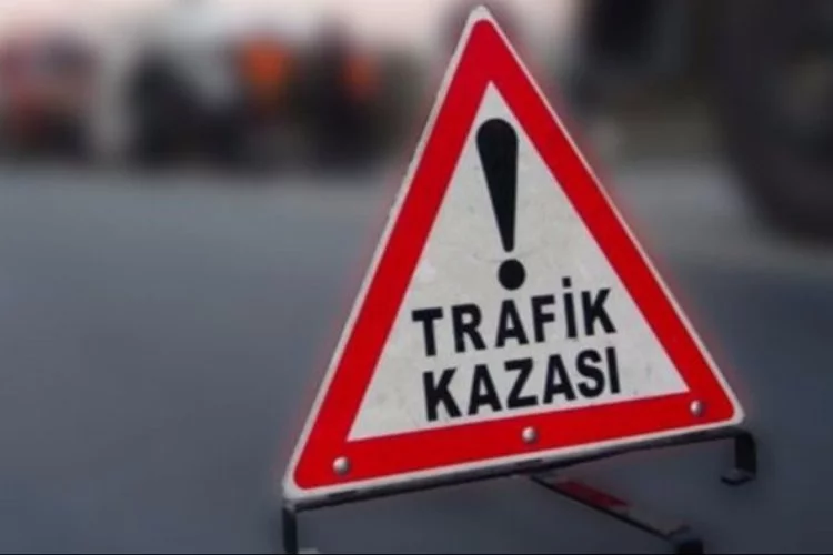 Kütahya'da feci kaza: Kamyonet ile otomobil çarpıştı! 1 kişi öldü, 5 kişi yaralandı