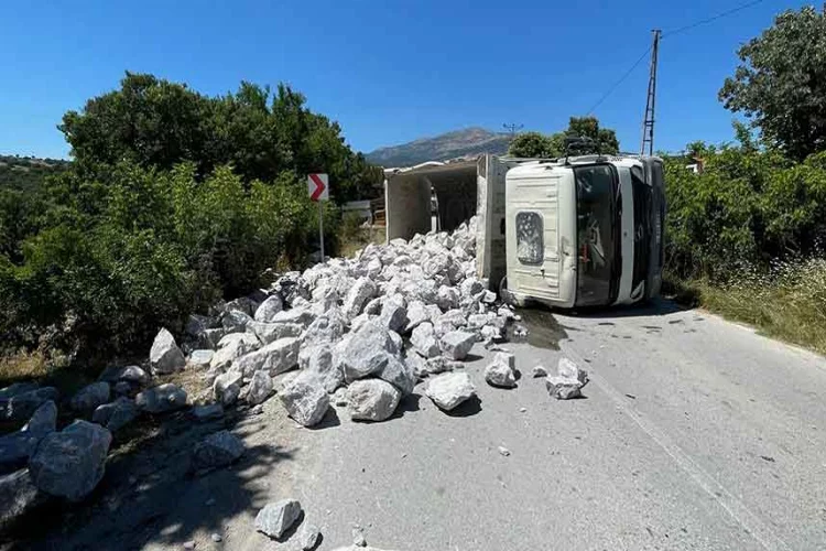 Kütahya'da taş yüklü kamyon kaza yaptı