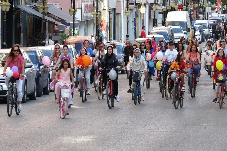 Süslü Kadınlar Bisiklet Turu Kütahya sokaklarını renklendirdi