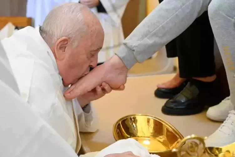 Kutsal Perşembe ritüeli: Papa Francis kadın mahkumların ayaklarını öptü