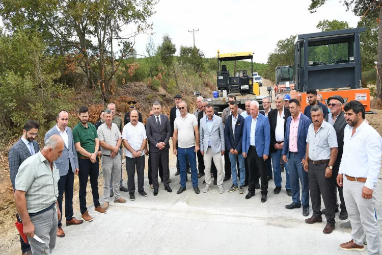 Lapseki'de beton yol yapımı çalışmaları sürüyor