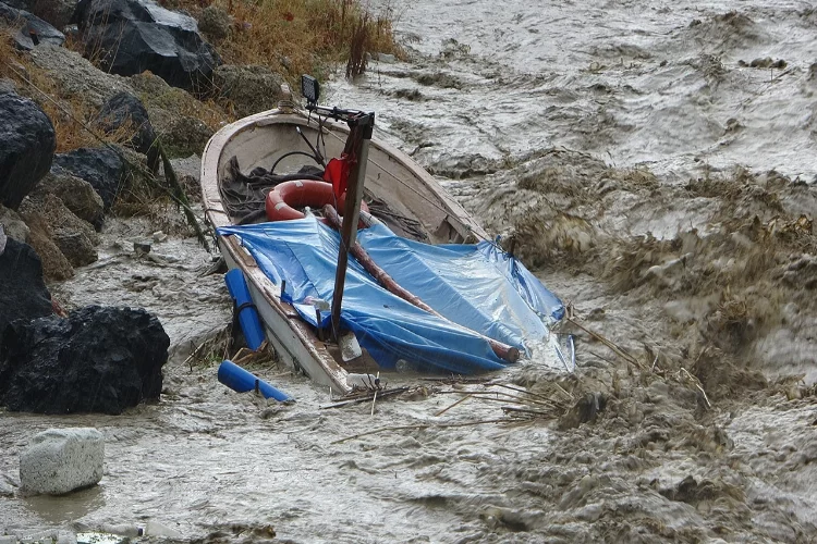 Çanakkale’de sağanak yağış sebebiyle balıkçı teknesi battı