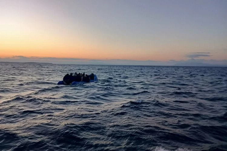 Lastik botta motor arızası: 51 düzensiz göçmen kurtarıldı