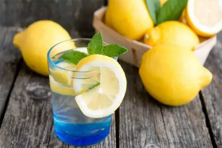 Hem sağlıklı hem de kilo vermeye yardımcı! Her sabah limonlu su içmenin faydaları