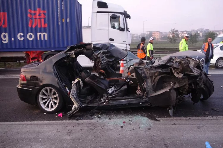 TEM Otoyolu'nda kaza: Lüks otomobil kamyona çarptı