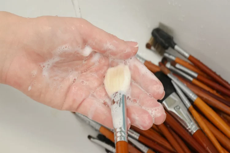 Makyaj fırçaları nasıl temizlenir?