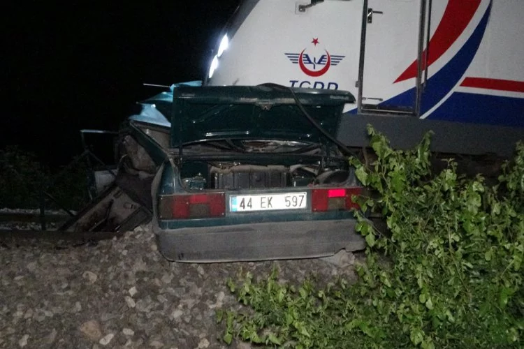Malatya'da feci trafik kazası: Otomobil trenin altında kaldı