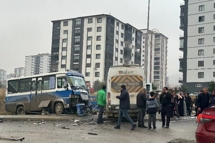 Malatya’da öğrenci servisi ile yolcu minibüsü çarpıştı: 6 yaralı