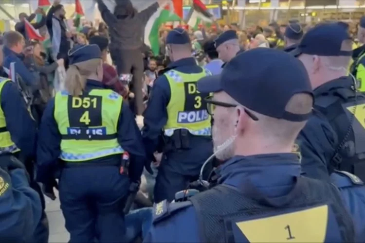 Malmö Arena önünde İsrail'i protesto edenlere göz altı