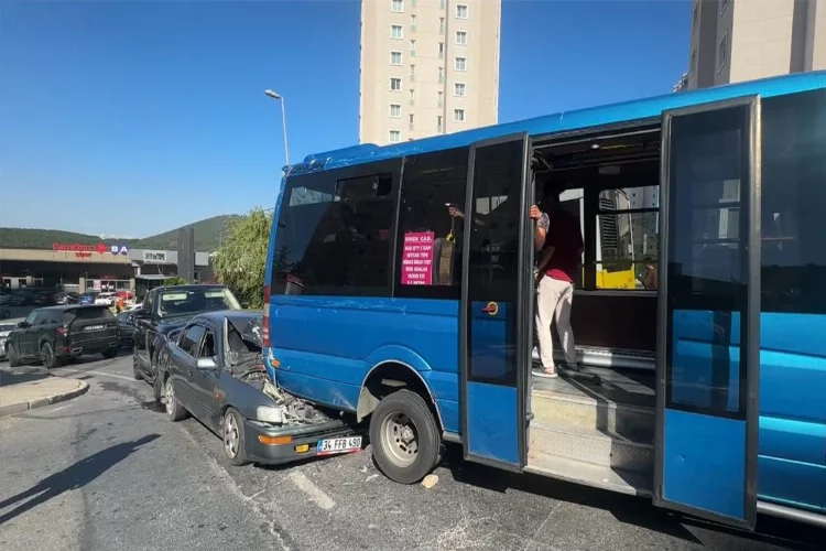 Maltepe’de görülmemiş kurtarma çalışmaları! Asılı kalan minibüsü zıplayarak kurtarmaya çalıştılar