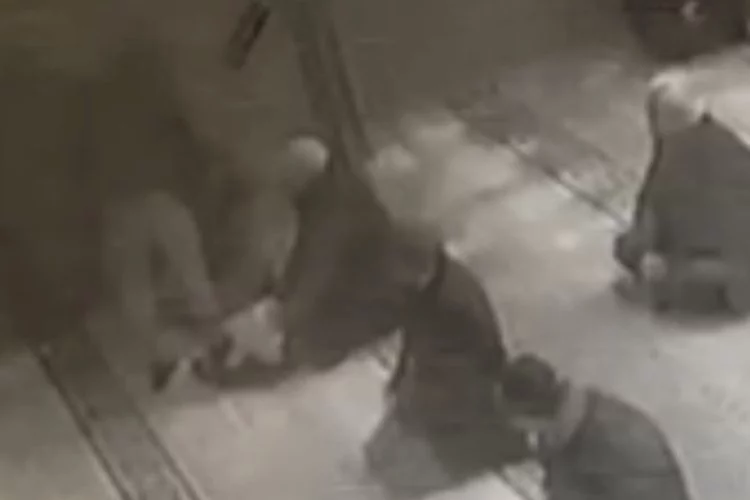 Manisa'da camideki bıçaklı kavganın görüntüleri ortaya çıktı