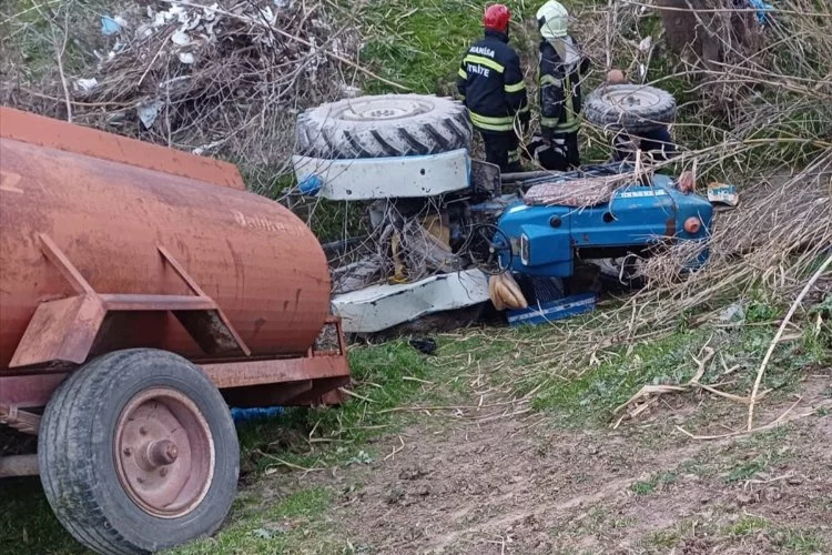 Manisa'da kaza: Traktör devrildi