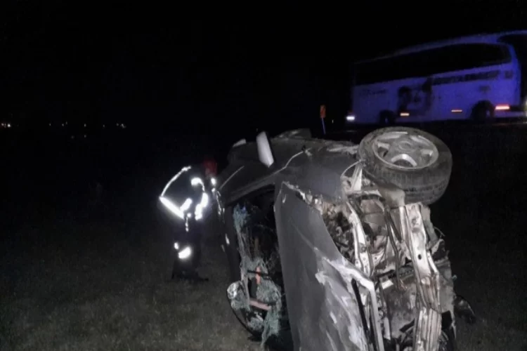 Manisa'da tarlaya devrilen otomobildeki 2 kişi yaralandı