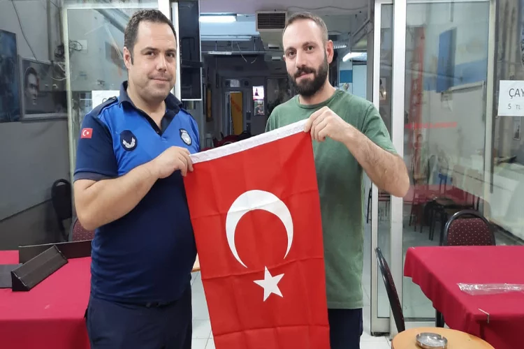 Zabıta ekiplerinden vatandaşlara Türk Bayrağı hediyesi