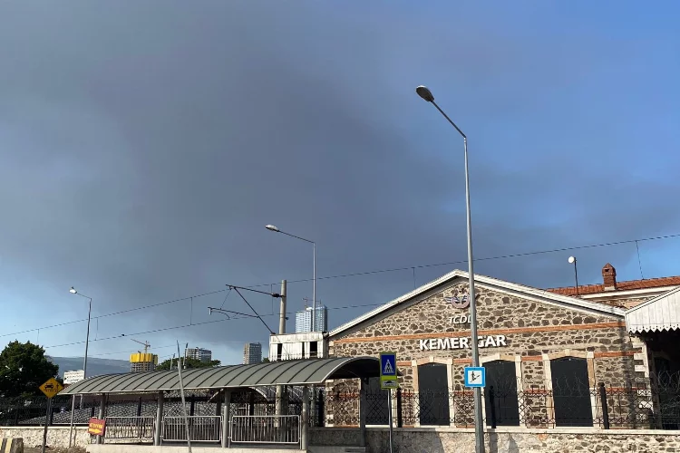İzmir’de kara duman panik yarattı