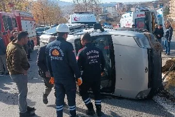 Mardin’de kaza: Hafif ticari araç takla attı