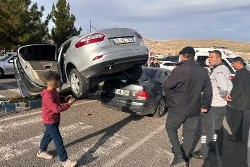 Mardin’de kaza: İki otomobil üst üste çıktı