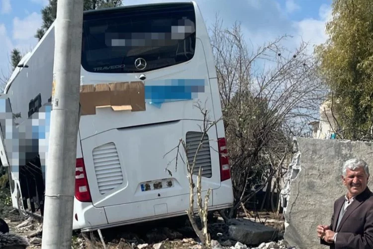 Mardin'de yolcu otobüsü bir evin bahçesine daldı