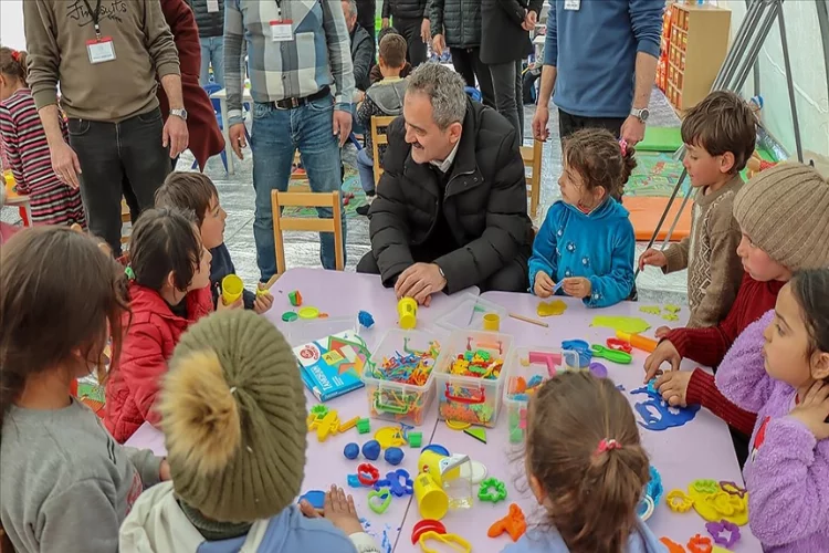 Milli Eğitim Bakanı Özer, İslahiye'de depremzede öğrencileri ziyaret etti