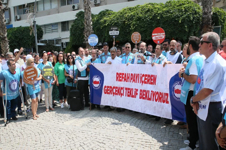 İzmir'de memurlar sokakta: Refah payıyla memurun yüzü gülsün