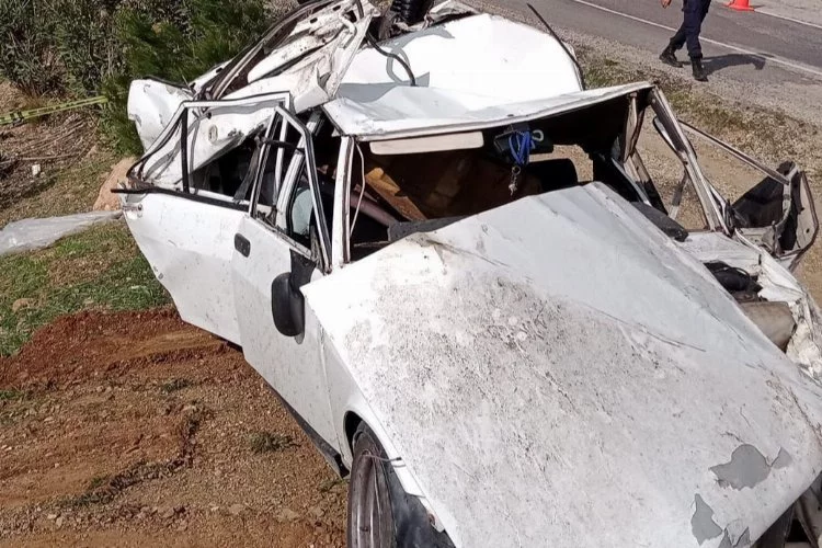 Mersin'de kaza: Otomobil şarampole devrildi