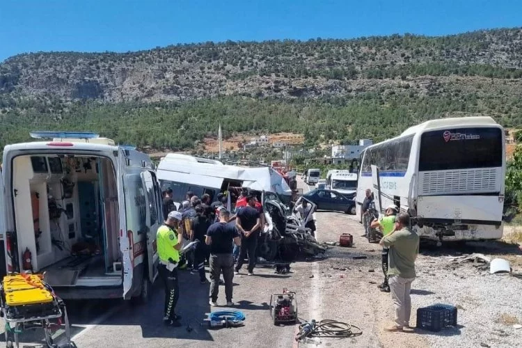 Mersin'de feci kaza! Servis minibüsü park halindeki otobüse çarptı: 1 ölü, 2 yaralı