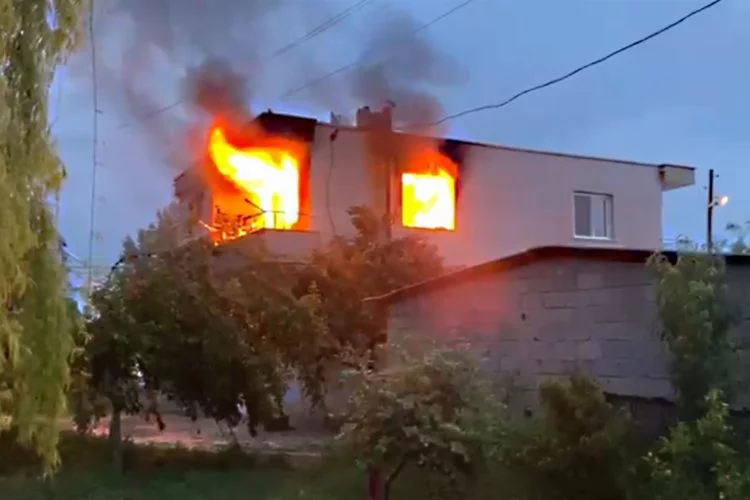 Mersin’de yangın: Yıldırım düşen müstakil ev alevlere teslim oldu