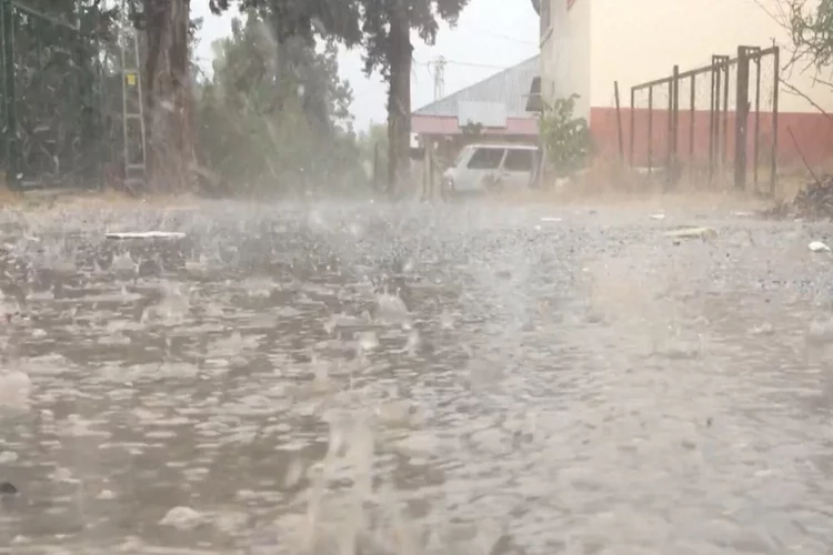 Mersin'de sağanak yağmur etkili oluyor