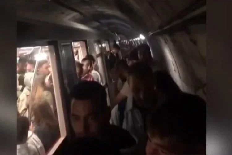 Metro arızalandı: Yolcular tünelde yürüdü