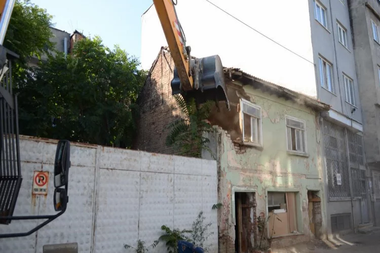 Bursa’da tehlike saçan metruk binalar yıkılıyor