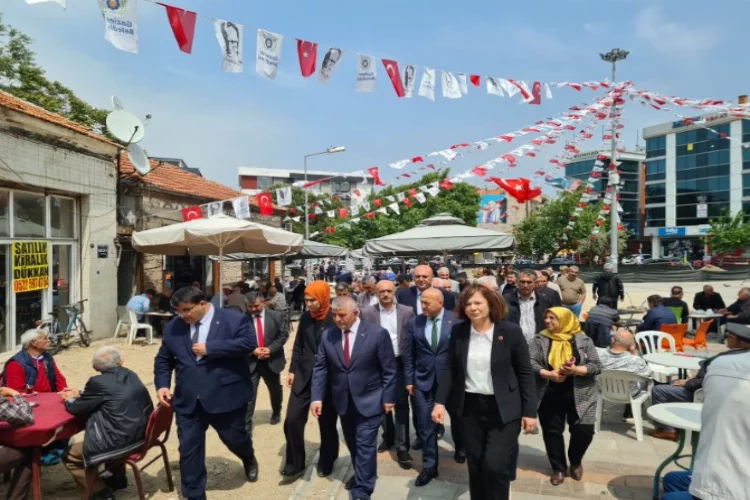 MHP İzmir çalışmalarını karanfillerle sürdürüyor