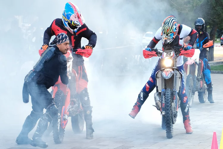 Erzincan’da nefes kesen motocross gösterisi