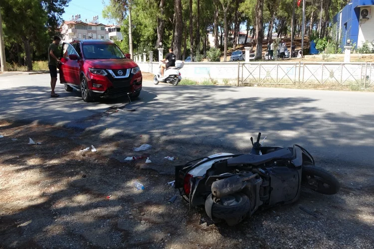 Manavgat’ta otomobil ve motosikletli kurye çarpıştı