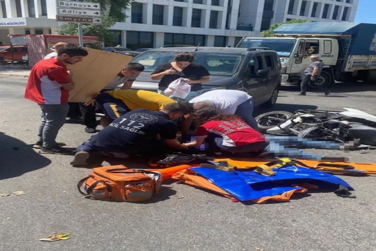 İzmir'de motosikletli kurye, panelvan araçla çarpıştı