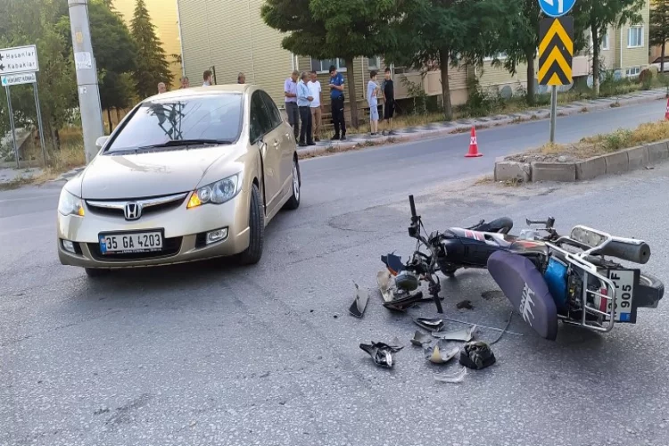 Kütahya'da motosiklet otomobile çarptı