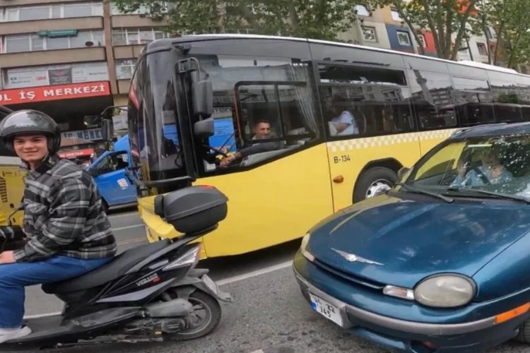 Motosikletine çarpan araçtaki sürücü annesi çıktı: İstanbul trafiğinde gülümseten anlar