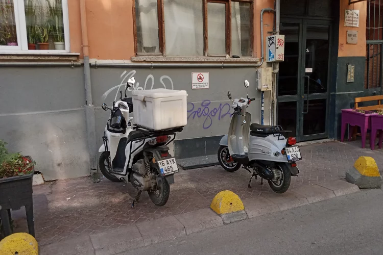 ‘Motosiklet koymak yasaktır’ yazısının tam karşısına park ettiler
