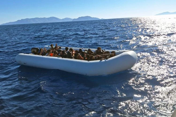 Muğla’da düzensiz göçmen operasyonu: Lastik bot az kalsın batıyordu