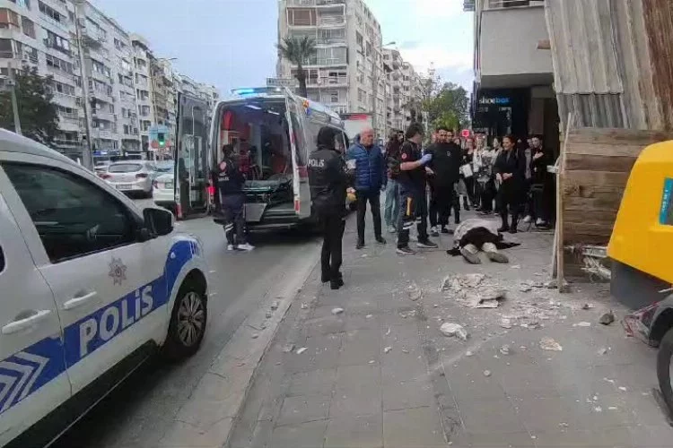 İzmir’de vatandaşın kafasına inşaattan beton düştü