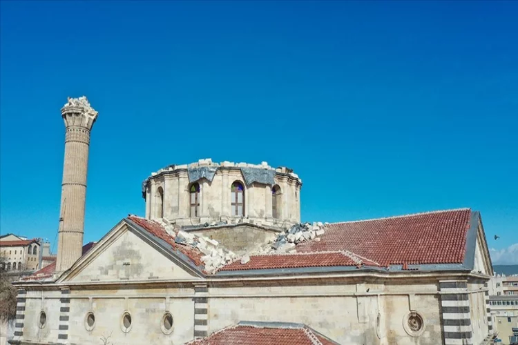 Depremler tarihi Kurtuluş Camisi'ne zarar verdi