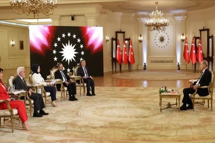 Cumhurbaşkanı Erdoğan, canlı yayında kısa süreli rahatsızlandı