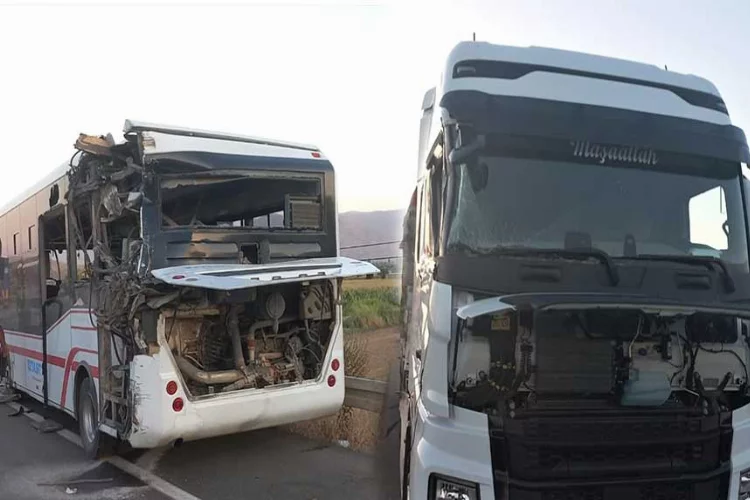 İzmir'de kamyon belediye otobüsüne çarptı!