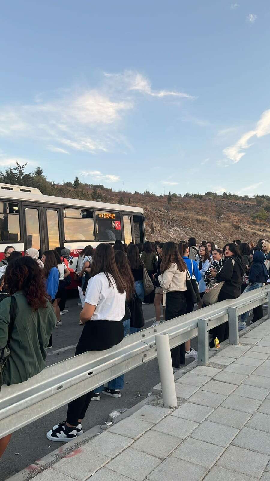 öğrenciler otobüs beklerken