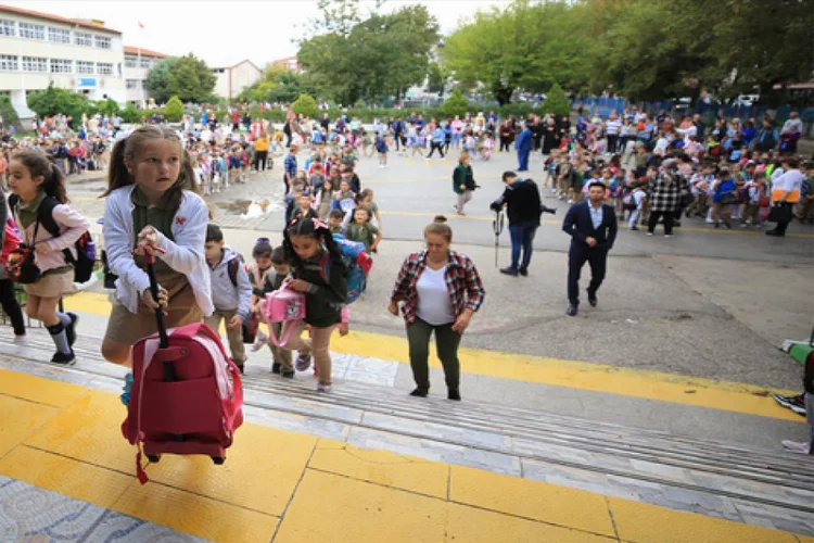 21 milyon öğrenci ders başı yapacak! Okullar pazartesi günü açılıyor