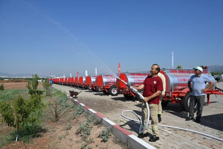 İzmir'de ormanlık alanlara su tankeri dağıtıldı