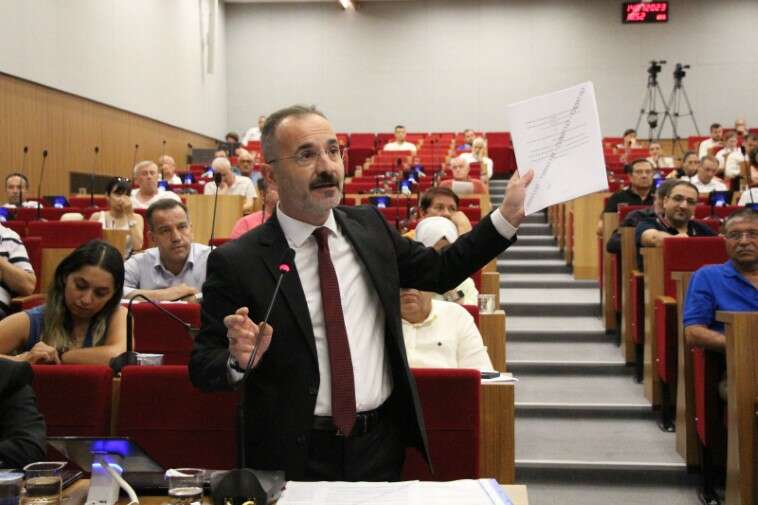 İzmir Büyükşehir Belediyesi Temmuz ayı Olağan Meclis Toplantısı üçüncü birleşimi Meclis Birinci Başkan Vekili Mustafa Özuslu idaresinde gerçekleştirildi.